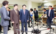 이낙연 전남도지사, 농업용 무인기 생산기업 살펴