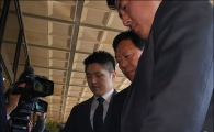 [포토]검찰청사 들어가는 신동빈 회장