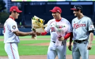 [포토]이범호, '통산 1500안타 축하 꽃다발'