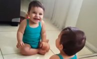 [동영상] 자신의 얼굴을 처음 본 아기들 '심쿵 주의'