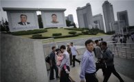 [포토]김일성·김정일 사진 아래…출근하는 北 평양 시민들