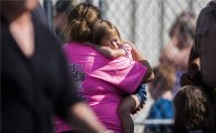 [포토]美 초등학교서 총격사건…겁 먹은 학생들과 가족들