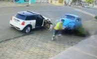 [동영상]인도로 돌진하는 차를 가까스로 피한 남성