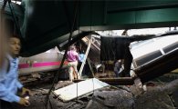 [포토]"너무 심한데"…뉴저지 열차 사고 현장 살펴보는 사람들 