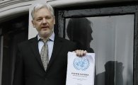 도피 중인 위키리크스 어산지, 힐러리 관련 폭로 계획 잠정 취소