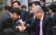 [포토]반갑게 인사하는 이주열 한은 총재-김종인 의원 