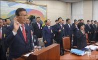 [포토]증인선서하는 이동걸 산업은행장