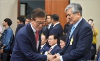 [포토]인사하는 조양호·이동걸