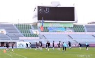 [포토]수원종합운동장에서 훈련하는 축구대표팀