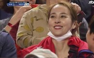 [한국-카타르] 한혜진, 기성용 ‘하트’ 세리머니에 응원석에서 함박 미소