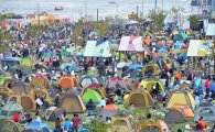 인파 몰린 불꽃축제…텐트 알박기 애정행각 '눈살'