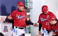 [포토]양상문 감독 '김 감독, 선수들 먼저 보내야지~'