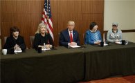 [포토]"나도 성추문으로 공격"…트럼프, '빌 클린턴의 여자들' 대동