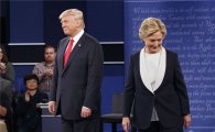 [포토]힐러리와 트럼프, '어색한 분위기'