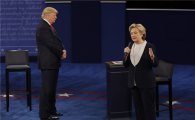 [포토]"트럼프는 대선후보 자격 없어"…맹공하는 힐러리