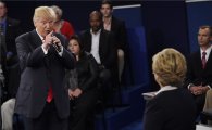 [포토]힐러리에게 손가락질하는 트럼프