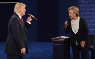 美 대선 D-8, ‘이메일 스캔들’에 발목 잡힌 힐러리…트럼프 막판 뒤집기? 