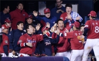 [포토]환호하는 KIA 더그아웃, '김선빈-안치홍 콤비 대단해!'
