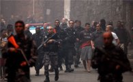 [포토]"마약상들 꼼짝마"…총격전 벌인 브라질 경찰들