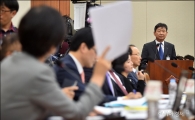 [포토]굳게 입다문 황현식 LG전무