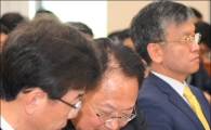 [포토]자료확인하는 유일호 경제부총리