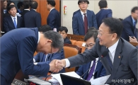 [포토]임환수 국세청장의 폴더인사