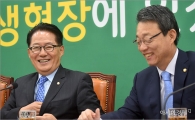 [포토]활짝웃는 박지원 비대위원장