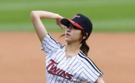 [포토]시구하는 트와이스 미나 