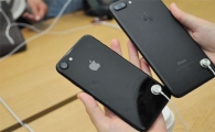 애플의 '간 큰' 도전, 전시용 아이폰에 도난방지선 없애
