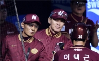 [포토]이택근과 하이파이브하는 넥센 염경엽 감독
