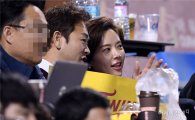 [포토]황정음-이영돈 부부, '달달한 야구장 데이트' 