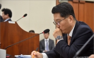 [포토]자료 확인하는 진웅섭 금감원장