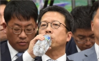 [포토]물 마시는 정지원 한국증권금융 사장