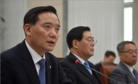 김현웅 법무부 장관 “문제가 된 우병우 사진, 국민들이 보시기에 우려하실 장면”