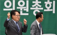 [포토]두 손 높이든 박지원 비대위원장