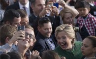 [포토]활짝 웃는 힐러리…"셀카 찍어요"