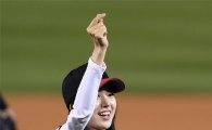 [포토]진세연, '야구팬들 향해 애교 하트'