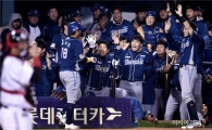 [포토]박석민, '역전 투런포 넘기고 왔어'