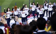 [포토]트와이스, '야구장에서 공연하는 대세 걸그룹'