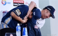 [포토]유희관, '기선제압은 헤드락'