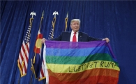 [포토]레인보우 깃발 든 트럼프…"성소수자들도 내편"