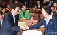 [포토]인사 나누는 추미애·우상호