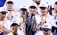 [포토]우승 트로피 차지한 두산
