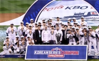 [포토]우승 세리머니하는 두산 베어스