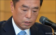 [포토]눈물 보이는 김병준 총리 후보자