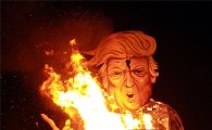 [포토]英 불꽃놀이 축제서 불타는 트럼프와 힐러리 모형