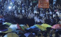 다시 등장한 우산…"홍콩 자주권 보장하라"