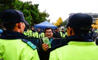 어버이연합, “우병우 구속” 시위 벌이던 더민주 의원들과 몸싸움