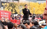 '광화문 집회' 선 김제동, 시민들과 헌법 제1조 외치다