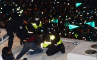 [포토]경찰버스에 올라선 시민